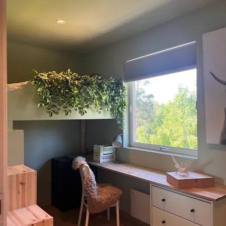 Modern 4 Bedroom House Close To The Forest Сasa de vacaciones Asker