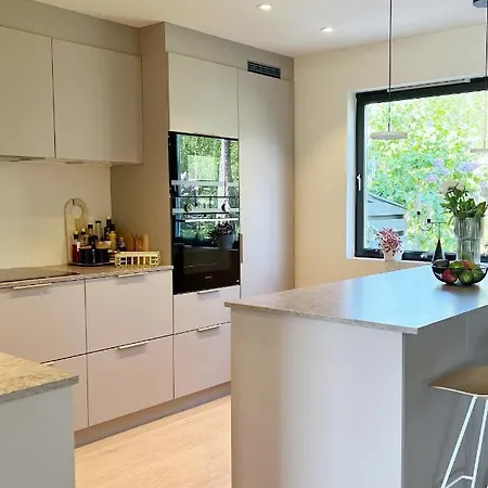 Modern 4 Bedroom House Close To The Forest *